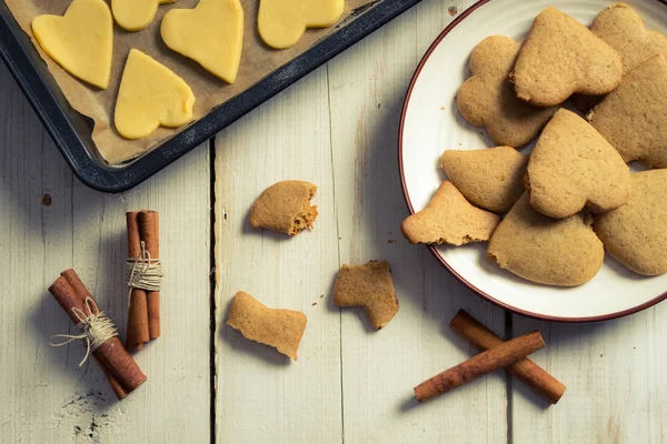 Degustação de biscoitos de gengibre recém-assados para o Natal — Fotografia de Stock
