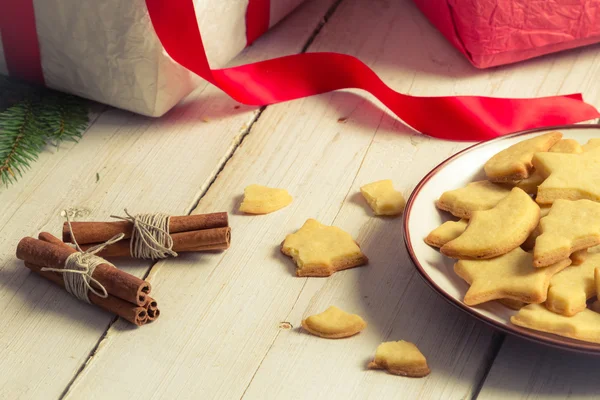 Detail na talíř sušenek s vánoční dárky — Stock fotografie