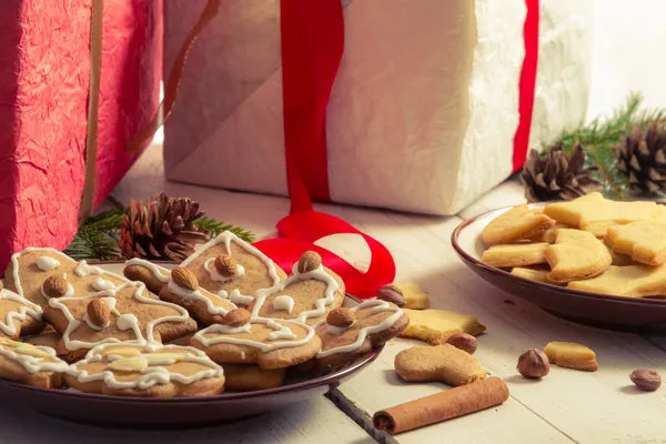 Vista de Navidad sobre la mesa llena de regalos y galletas —  Fotos de Stock