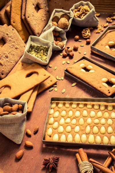 Nötter och bakade pepparkakor som grundläggande element för stuga — Stockfoto