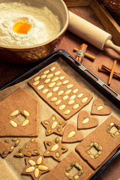 Zutaten und Nüsse für Lebkuchen zu Weihnachten — Stockfoto