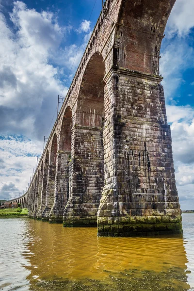 Vista da velha ponte em Berwick-upon-Tweed — Fotografia de Stock