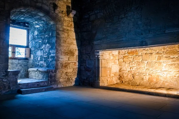 Freddo all'esterno e caldo concetto interno nel vecchio castello medievale — Foto Stock