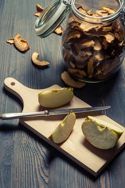 Ham ve kurutulmuş elma kavanoz eski tablo — Stok fotoğraf