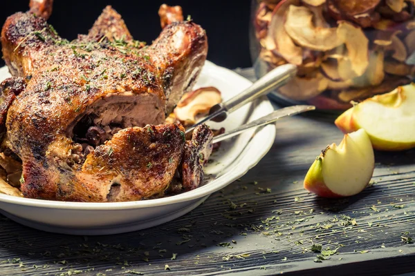 Primo piano su mele fresche e anatra arrosto — Foto Stock