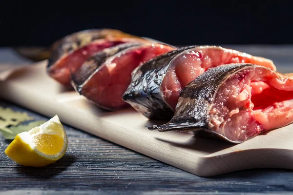 Close-up of fresh fish and lemon — Stock Photo, Image