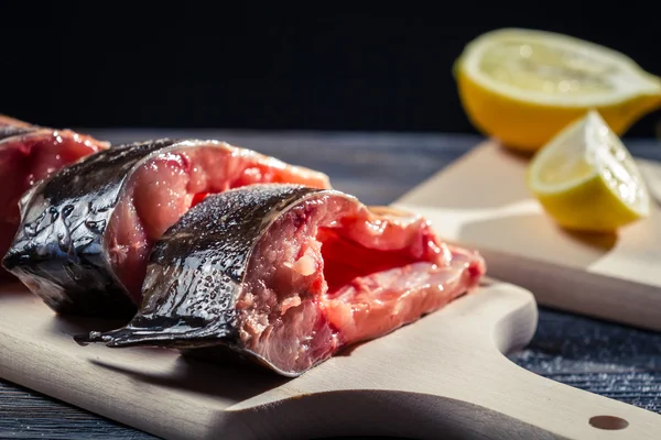 Carpa fresca con sabor a limón y sal —  Fotos de Stock