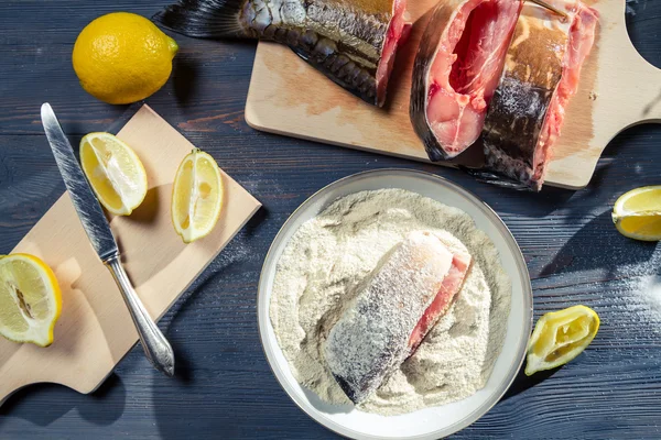 Voorbereiding voor het bakken van verse vis — Stockfoto