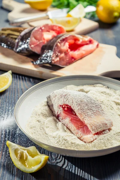 Fish in the seasoned flour for frying lemon on a plate — Stock Photo, Image