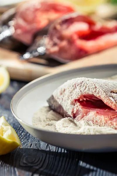 Primo piano del pesce fresco in pastella pronto per la frittura — Foto Stock