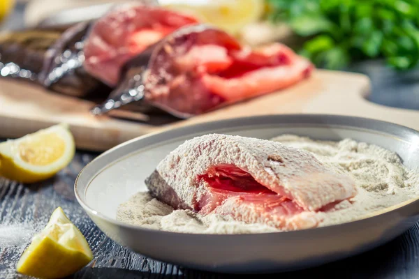 Primo piano della carpa fresca in pastella pronta per la frittura — Foto Stock