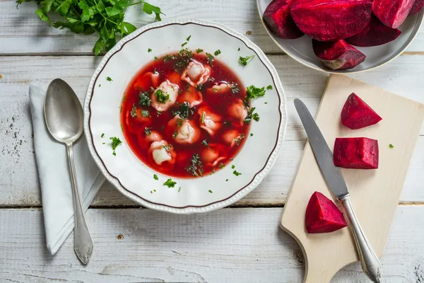 Borsjtj med knödel serveras på traditionellt sätt — Stockfoto