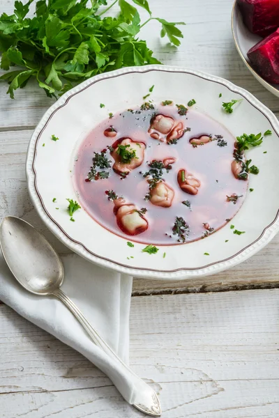 Borscht with dumplings, served with parsley on an old farmhouse — Stock Photo, Image