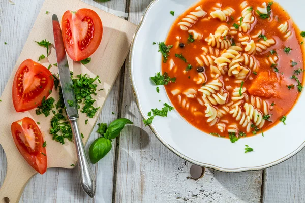 Томатный суп с лапшой — стоковое фото
