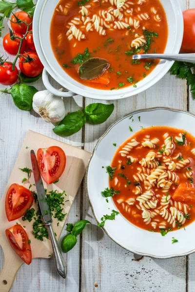 Tomatsoppa med nudlar och ingredienser — Stockfoto