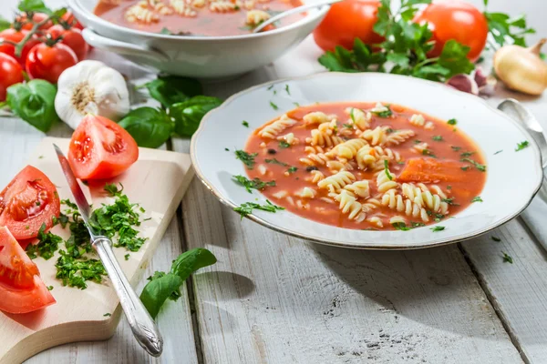 Sopa de tomate feita de legumes frescos — Fotografia de Stock