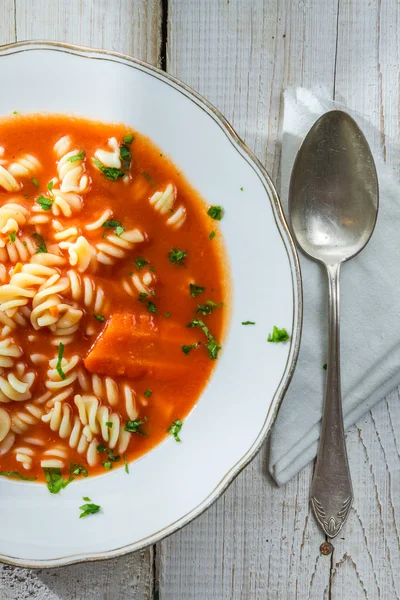 Närbild av tomatsoppa på en tallrik — Stockfoto