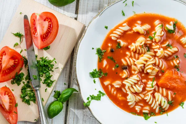 Freshly sliced ​​tomatoes and tomato soup — Stock Photo, Image