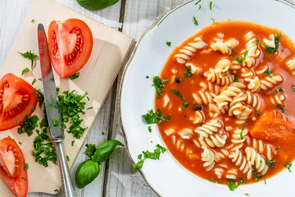 Pomodori freschi affettati e zuppa di pomodoro — Foto Stock