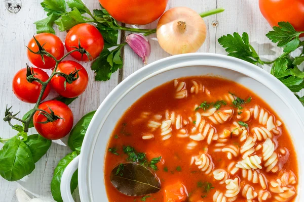 Nahaufnahme auf einer frischen Tomatensuppe aus Gemüse — Stockfoto