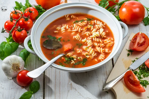 Preparazione di zuppa di pomodoro con ingredienti freschi — Foto Stock