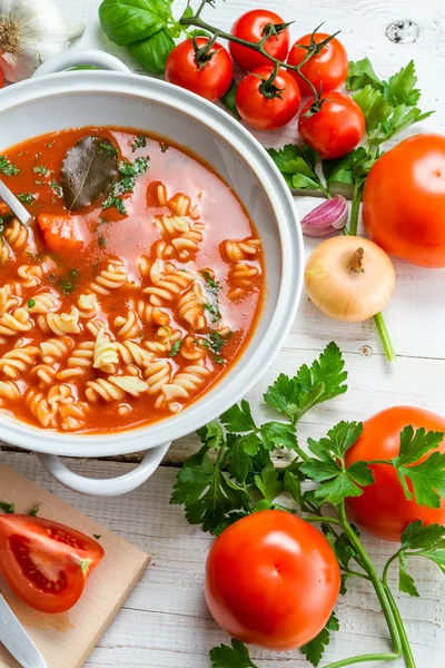 Se préparer à faire la soupe de tomates de printemps — Photo