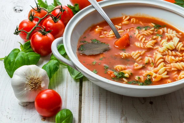 Zupa pomidorowa z bazylią i czosnkiem — Zdjęcie stockowe
