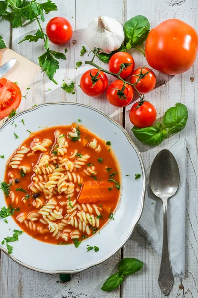 Тарелка томатного супа из свежих помидоров — стоковое фото