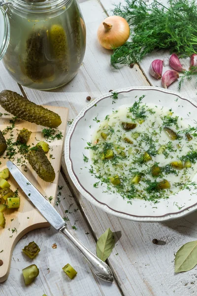 Польська суп з Огірки солені — стокове фото