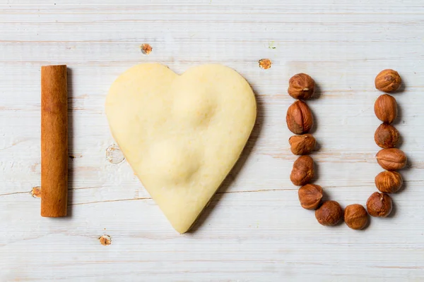"Te amo "frase arreglada con galletas y nueces no. 4. —  Fotos de Stock