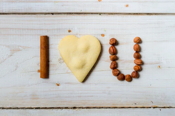 "Te amo "frase arreglada con galletas y nueces no. 5. —  Fotos de Stock