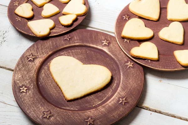 Hart-vormige cookies gerangschikt op een plaat nr. 6 — Stockfoto