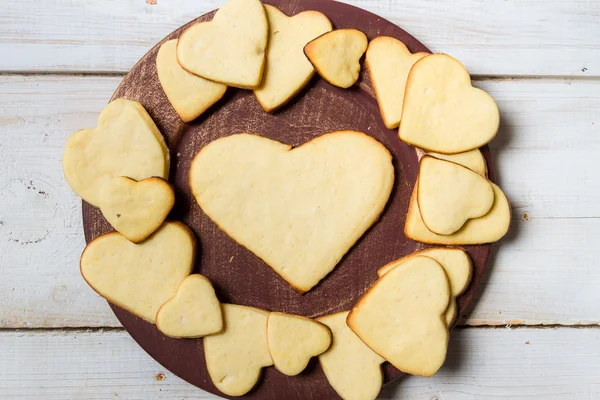Galletas en forma de corazón dispuestas en un plato no. 8. —  Fotos de Stock