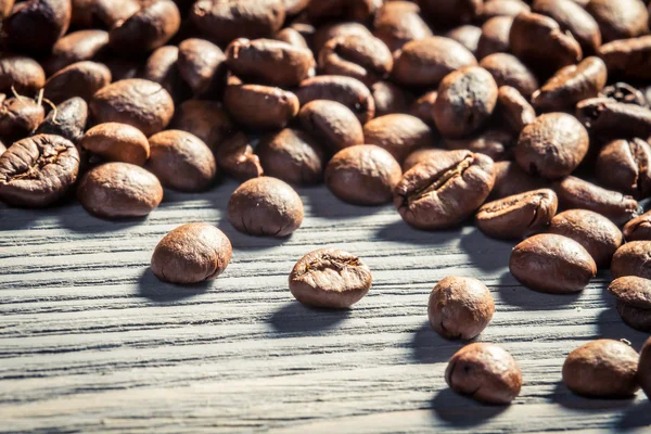 Semi di caffè su sfondo tavolo in legno n. 8 — Foto Stock