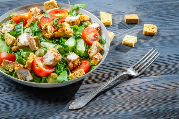 Ensalada de pollo saludable con verduras frescas —  Fotos de Stock