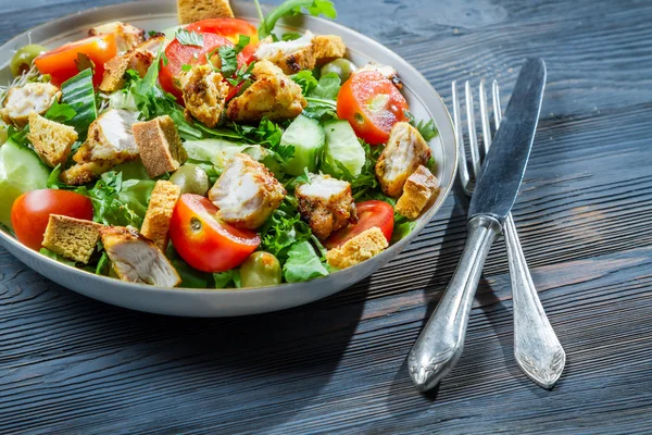Fechar a salada saudável feita com legumes frescos — Fotografia de Stock