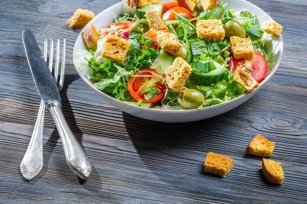 Salada César saudável feita de legumes frescos e frango — Fotografia de Stock