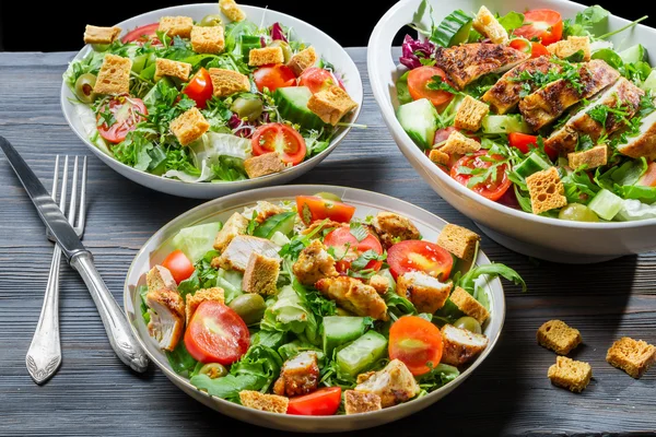 Healthy salads made of fresh vegetables and chicken — Stock Photo, Image