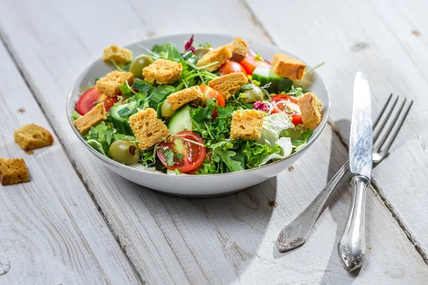 Ensalada de rúcula fresca con tomates — Foto de Stock