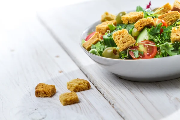 Taze sebzelerin taze Sezar salatası yaptı — Stok fotoğraf