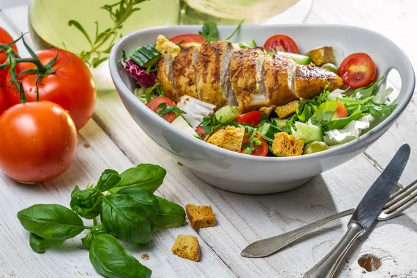 Gros plan de salade saine avec poulet et ingrédients — Photo