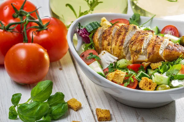 Здоровый салат с курицей и помидорами — стоковое фото