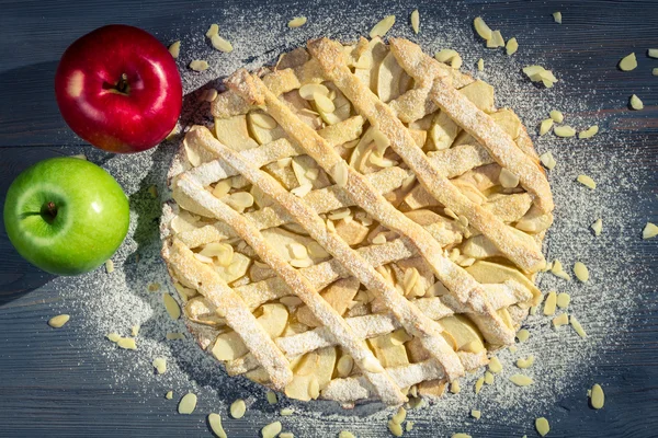 Nahaufnahme von Apfelkuchen mit Mandeln, Puderzucker und Äpfeln — Stockfoto