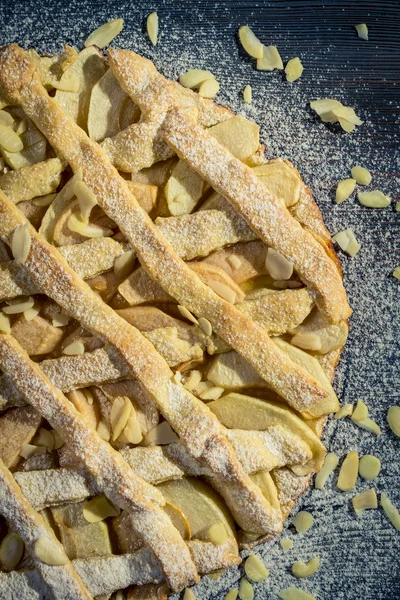 Nahaufnahme von Apfelkuchen mit Puderzucker und Mandeln — Stockfoto
