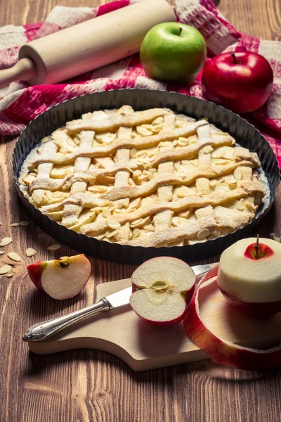 Apfelkuchen mit frischen Früchten auf altem braunen Tisch — Stockfoto