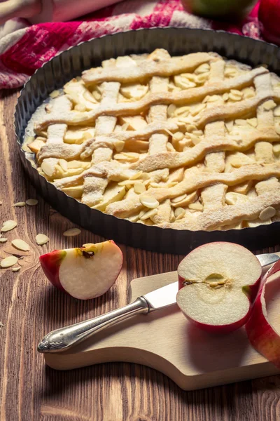 Torta de maçã recém-assada e frutas — Fotografia de Stock