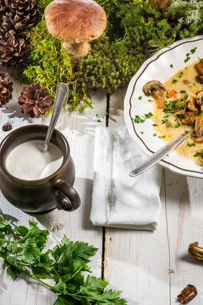 Крупный план ингредиентов для домашнего грибного супа — стоковое фото