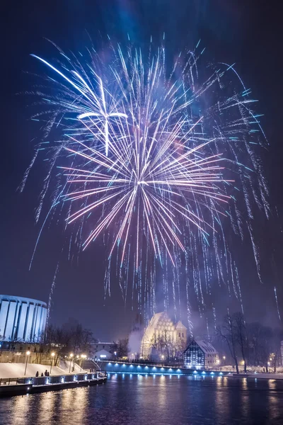 Spettacolari fuochi d'artificio sul fiume — Foto Stock