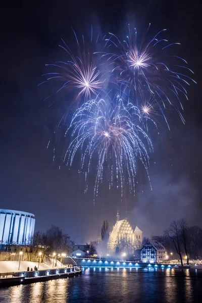 Modrý ohňostroj nad řekou v noci — Stock fotografie