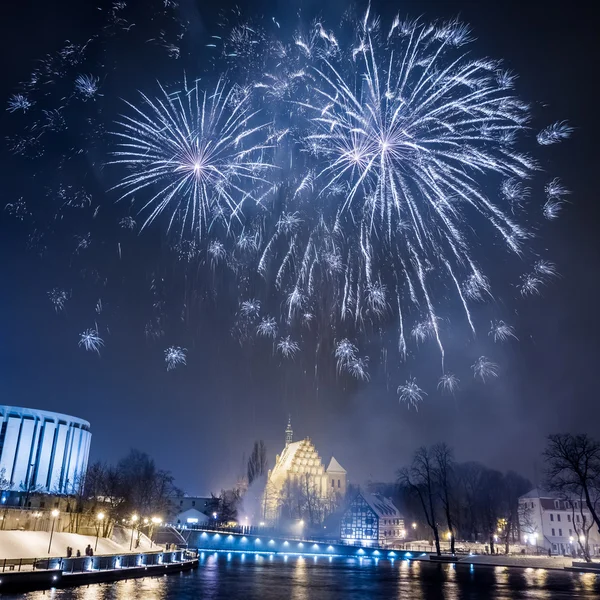 Fuochi d'artificio sul fiume di notte — Foto Stock